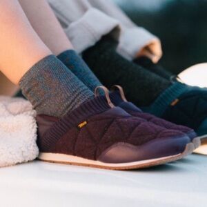 Teva Ember Moc Slip-On Shoes – Women’s Size 6– Burgundy Quilted Fleece